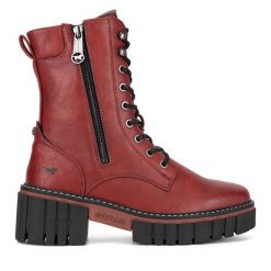 Botki Mustang. Czerwone botki Mustang, bez wzorów, bez obcasa, na słupku, bez zapięcia. Za 299.99 zł.