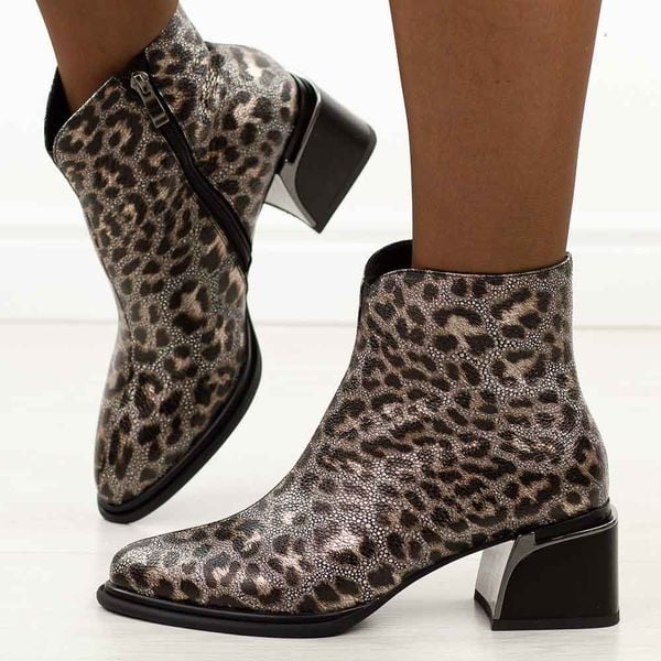 Czarne skórzane botki damskie na obcasie DiA 622. Czarne botki DiA, bez wzorów, z jeansu, eleganckie, bez obcasa, na obcasie, bez zapięcia. Za 449.00 zł.