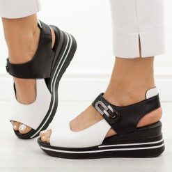 Białe skórzane sandały damskie na koturnie M.Daszyński 25144-1. Białe sandały M.Daszyński, bez wzorów, ze skóry, casualowe, bez obcasa, na koturnie, bez zapięcia. Za 219.00 zł.