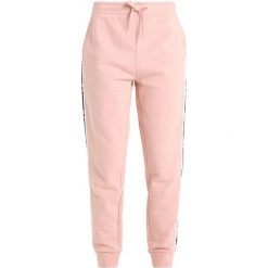 Envii ENCHEWY PANTS Spodnie treningowe beige blush. Niebieskie spodnie dresowe marki comma casual identity, z materiału, casualowe. Za 249.00 zł.