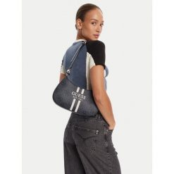 Torebka Guess. Czarne torebki klasyczne Guess, z aplikacjami, klasyczne, bez dodatków. Za 589.99 zł.