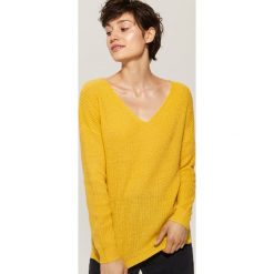 Sweter z dekoltem w serek - Żółty. Swetry marki DOMYOS. W wyprzedaży za 39.99 zł.