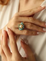 Pierres delicates Pozłacany pierścionek z perłą i turkusami rozmiar: onesize. Białe pierścionki Pierres delicates, z perłą, pozłacane. Za 39.99 zł.