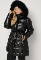 Czarna Pikowana Kurtka z Kapturem z Futrem i Wiązanym Paskiem Zenilka. Czarne kurtki Born2be, plus size, bez wzorów, z dzianiny, eleganckie, z kapturem. Za 229.99 zł.