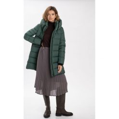 Ciepły płaszcz damski na zimę J-MIKA. Zielone płaszcze Volcano, na zimę, xs, bez wzorów, z materiału. Za 399.99 zł.