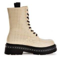 Trapery Guess. Brązowe traperki Guess, z aplikacjami, bez obcasa, bez zapięcia. Za 929.99 zł.