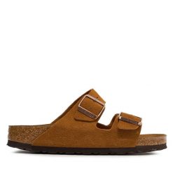 Klapki Birkenstock. Brązowe klapki Birkenstock, bez wzorów, bez obcasa, bez zapięcia. Za 599.99 zł.