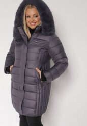 Fioletowa Długa Kurtka Pikowana z Odpinanym Kapturem i Futerkiem Retelma. Fioletowe kurtki Born2be, plus size, bez wzorów, z futra. Za 339.99 zł.