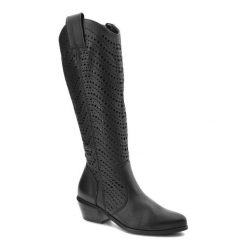 Czarne Kozaki Exquisite Modne Kozaki Damskie. Czarne kozaki EXQUISITE, w ażurowe wzory, ze skóry, boho, bez obcasa, na obcasie, bez zapięcia. Za 575.99 zł.