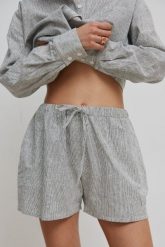 Krótkie spodenki z lnu i bawełny w paski BLACK & WHITE - BARRO. Białe szorty Marsala, bez wzorów, z bawełny. W wyprzedaży za 75.96 zł.