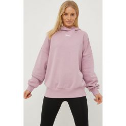 Reebok bluza damska kolor fioletowy z kapturem gładka. Fioletowe bluzy Reebok, l, bez wzorów, z materiału, z kapturem. Za 269.99 zł.