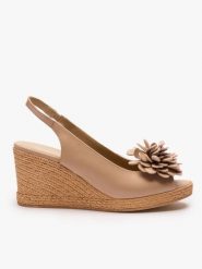 Beżowe sandały na koturnie z kwiatem. Brązowe sandały Ryłko, bez wzorów, ze skóry, z okrągłym noskiem, bez obcasa, na koturnie, bez zapięcia. Za 399.99 zł.