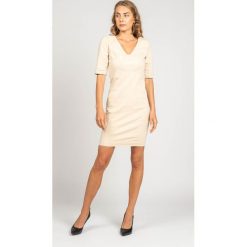 Patrizia Pepe Sukienka. Sukienki Patrizia Pepe, bez wzorów, z tkaniny, bez kołnierzyka, bez ramiączek, midi, dopasowane. Za 489.00 zł.