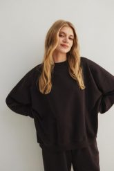 Bluza damska o kroju regular fit w kolorze DARK CHOCOLATE - MANLY-UNI. Czarne bluzy Marsala, uniwersalny, bez wzorów, z bawełny, bez kaptura. Za 319.90 zł.