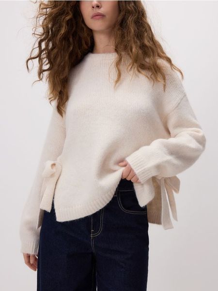 Sweter z kokardkami - kremowy. Białe swetry Reserved, l, bez wzorów, z dzianiny, bez ramiączek. Za 139.99 zł.