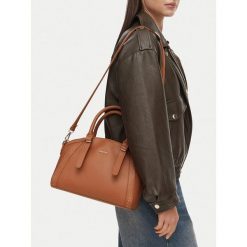 Torebka DeeZee. Brązowe torebki klasyczne DeeZee, bez wzorów, klasyczne, bez dodatków. Za 149.99 zł.