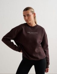 Damska bluza dresowa czesana, luźny krój Serif kakaowy brąz. Brązowe bluzy AIM'N, xs, bez wzorów, z bawełny, bez kaptura, na fitness i siłownię. Za 339.00 zł.