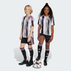 Szorty Juventus 25/26 Home Kids. Czarne szorty adidas, bez wzorów, sportowe. Za 179.00 zł.