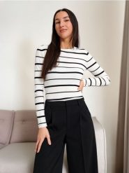 Sweter w paski - wielobarwny. Swetry Sinsay, l, bez wzorów, z dzianiny, klasyczne, bez ramiączek. Za 35.99 zł.