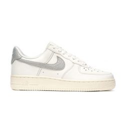 Buty sportowe damskie Nike W AIR FORCE 1 '07 ESS TRND. Białe buty sportowe lifestyle Nike, bez wzorów, sportowe, bez zapięcia. Za 599.99 zł.