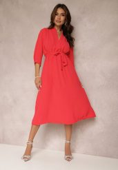 Czerwona Sukienka Canopis. Czerwone sukienki Renee, m, bez wzorów, z materiału, eleganckie, bez kołnierzyka, bez ramiączek, midi, kopertowe. W wyprzedaży za 75.99 zł.