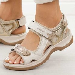 Beżowe skórzane sandały damskie T.Sokolski L26-624. Brązowe sandały Sokolski, bez wzorów, z jeansu, klasyczne, bez obcasa, na płaskiej podeszwie, bez zapięcia. Za 199.00 zł.