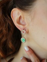 Pierres delicates Pozłacane kolczyki-wkrętki z turkusami i cyrkoniami rozmiar: onesize. Białe kolczyki Pierres delicates, z cyrkonią, pozłacane. Za 43.99 zł.