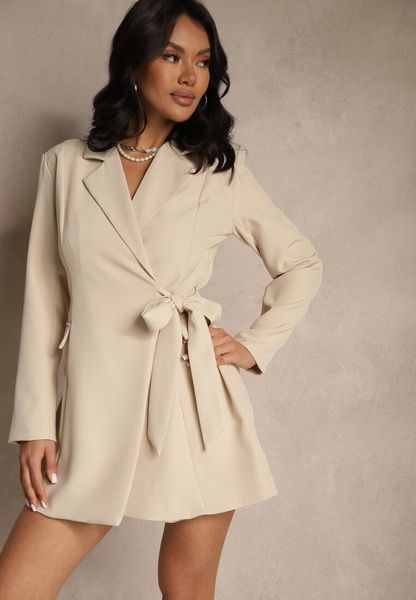 Beżowa Sukienka Kopertowa Ozdobiona Imitacją Kieszeni Davirnas. Brązowe sukienki Renee, l, bez wzorów, eleganckie, bez kołnierzyka, bez ramiączek, mini, kopertowe. Za 89.99 zł.
