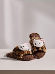 Otwarte kapcie z naszywką Hello Kitty - brązowy. Brązowe kapcie Sinsay, z aplikacjami. Za 29.99 zł.