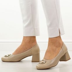 Beżowe ażurowe czółenka damskie na obcasie M.Daszyński Sa281-5. Brązowe czółenka M.Daszyński, na jesień, z aplikacjami, z materiału, eleganckie, z okrągłym noskiem, bez obcasa, na obcasie, bez zapięcia. Za 189.00 zł.