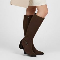 Kozaki damskie Armodo, wysoka cholewka zamszowa i zapinane na suwak na stabilnym klocku, czekoladowe, 70156-W. Brązowe kozaki Armodo, na jesień, bez wzorów, z zamszu, klasyczne, przed kolano, bez obcasa, na obcasie, bez zapięcia. Za 433.99 zł.