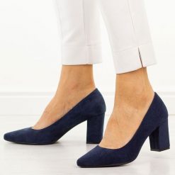 Granatowe czółenka damskie na słupku Sergio Leone Pb414. Niebieskie czółenka Sergio Leone, na jesień, bez wzorów, z jeansu, biznesowe, bez obcasa, na obcasie, bez zapięcia. Za 169.00 zł.