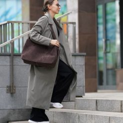 Shopperka skórzana Solier FL39 Maya czekoladowa. Brązowe torebki klasyczne Solier, bez wzorów, z jeansu, biznesowe, na ramię, zamszowe, bez dodatków. Za 399.00 zł.