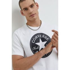 Converse t-shirt bawełniany kolor biały z nadrukiem. Białe t-shirty Converse, l, bez wzorów, z bawełny, bez kołnierzyka, bez ramiączek. Za 99.99 zł.