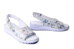 Artiker Relaks 58C2057 Biały, sandały damskie. Białe sandały Artiker Relaks, bez wzorów, ze skóry, bez obcasa, na koturnie, bez zapięcia. Za 204.90 zł.
