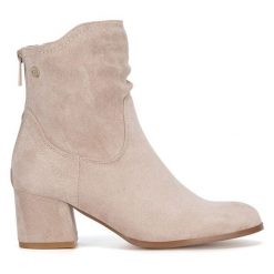 Botki JENNY. Brązowe botki Jenny, bez wzorów, bez obcasa, na słupku, bez zapięcia. Za 111.99 zł.