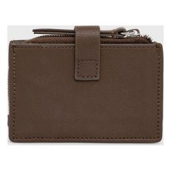 Marc O'Polo portfel skórzany damski kolor brązowy. Brązowe portfele Marc O'Polo, bez wzorów, z materiału. W wyprzedaży za 173.99 zł.