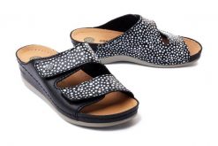 DR. BRINKMANN 700046-01 schwarz, klapki profilaktyczne damskie. Czarne klapki Dr. Brinkmann, bez wzorów, ze skóry, bez obcasa, bez zapięcia. Za 256.90 zł.