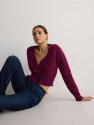 Krótki kardigan z kopertową zakładką - fioletowy. Fioletowe swetry Reserved, l, bez wzorów, z dzianiny, bez ramiączek. W wyprzedaży za 109.99 zł.