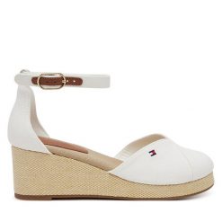 Półbuty Tommy Hilfiger. Białe półbuty wsuwane Tommy Hilfiger, bez wzorów, bez obcasa, na koturnie. Za 329.99 zł.