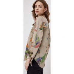Desigual koszula damska kolor beżowy regular z kołnierzykiem klasycznym. Brązowe koszule Desigual, l, bez wzorów, z bawełny, klasyczne, bez kołnierzyka, bez ramiączek. W wyprzedaży za 284.99 zł.