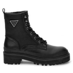 Trapery Guess. Czarne traperki Guess, z aplikacjami, bez obcasa, bez zapięcia. Za 739.99 zł.