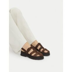 Sandały Beverly Hills Polo Club. Brązowe sandały Beverly Hills Polo Club, bez wzorów, bez obcasa, na płaskiej podeszwie, bez zapięcia. Za 279.99 zł.