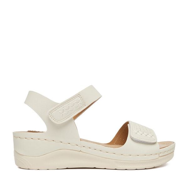 Sandały Go Soft. Białe sandały GO SOFT, bez wzorów, bez obcasa, na koturnie, bez zapięcia. Za 119.99 zł.