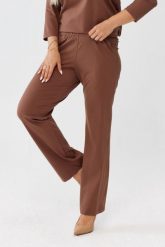 Karmelowe spodnie Florina - prosta nogawka i kieszenie po bokach PLUS SIZE XXL OVERSIZE JESIEŃ. Spodnie materiałowe Moda Size Plus Iwanek, bez wzorów, z nylonu, biznesowe, krótkie. Za 189.90 zł.