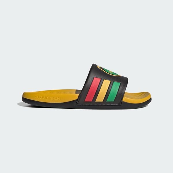 Klapki adilette Comfort 2.0 Jamajka. Białe klapki adidas, bez wzorów, z syntetyku, eleganckie, bez obcasa, bez zapięcia. Za 286.49 zł.