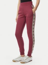Guess Spodnie dresowe V2YB15 KB3P2 Różowy ciemny Regular Fit. Czerwone spodnie dresowe Guess, z aplikacjami, z bawełny. Za 335.99 zł.