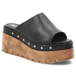 Klapki damskie Carinii, skórzane na wysokiej platformie z dżetami, czarne, B10048. Czarne klapki Carinii, bez wzorów, rockowe, bez obcasa, na platformie, bez zapięcia. Za 429.00 zł.