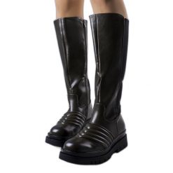 Zielone kozaki Calliope. Zielone kozaki z aplikacjami, eleganckie, bez obcasa, na płaskiej podeszwie, bez zapięcia. Za 112.88 zł.