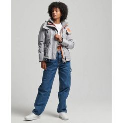 Kurtka przeciwdeszczowa damska z kapturem Superdry Mountain. Szare kurtki Superdry, s, z aplikacjami, z bawełny, klasyczne, z kapturem. Za 445.80 zł.